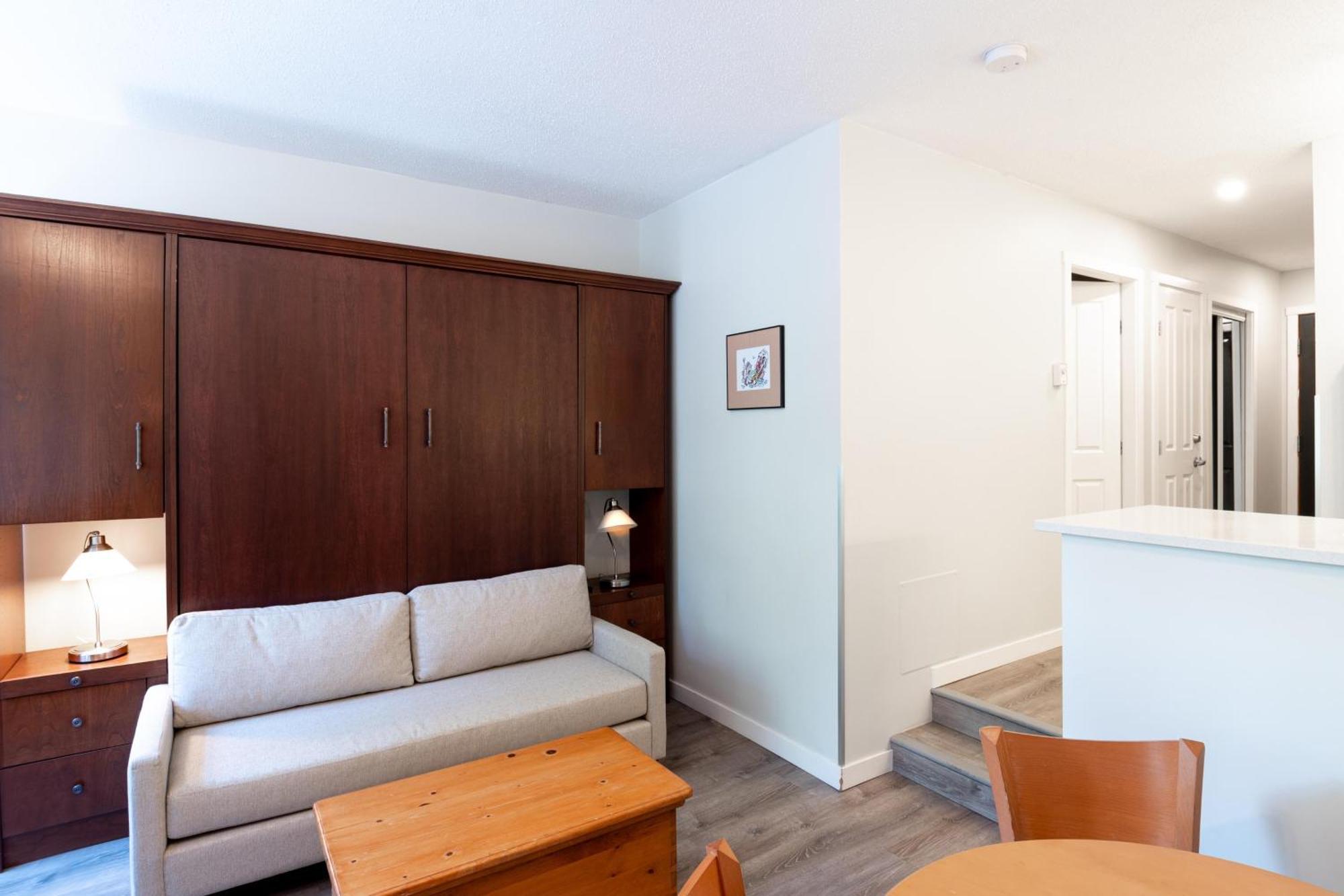 Alpenglow Lodge Family Studio With Murphy Bed By Mva Уистлер Экстерьер фото