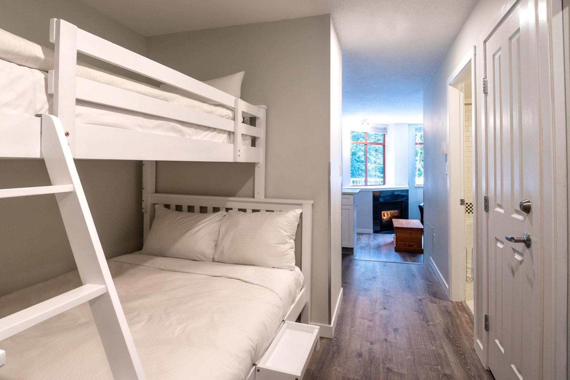Alpenglow Lodge Family Studio With Murphy Bed By Mva Уистлер Экстерьер фото