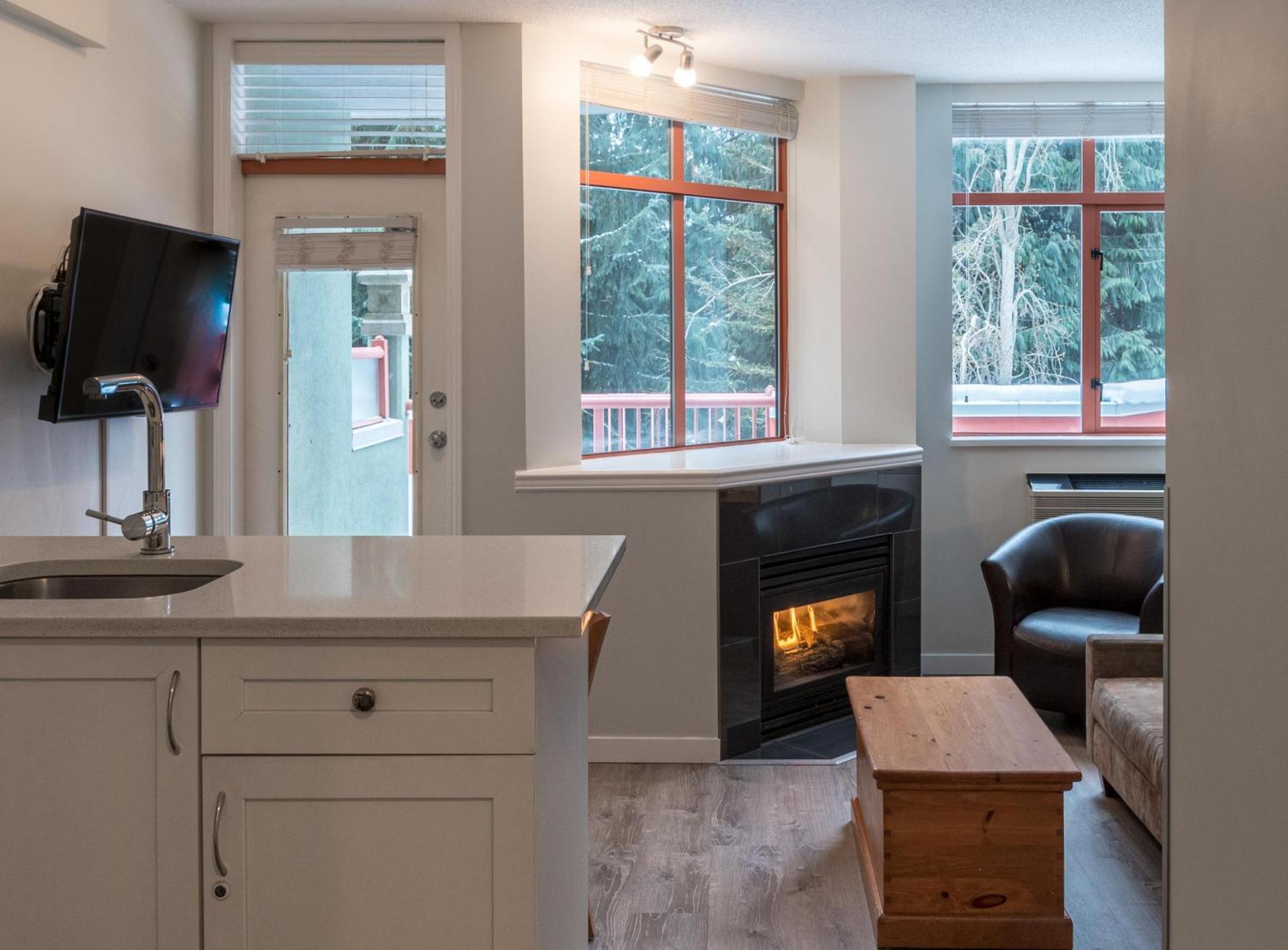 Alpenglow Lodge Family Studio With Murphy Bed By Mva Уистлер Экстерьер фото